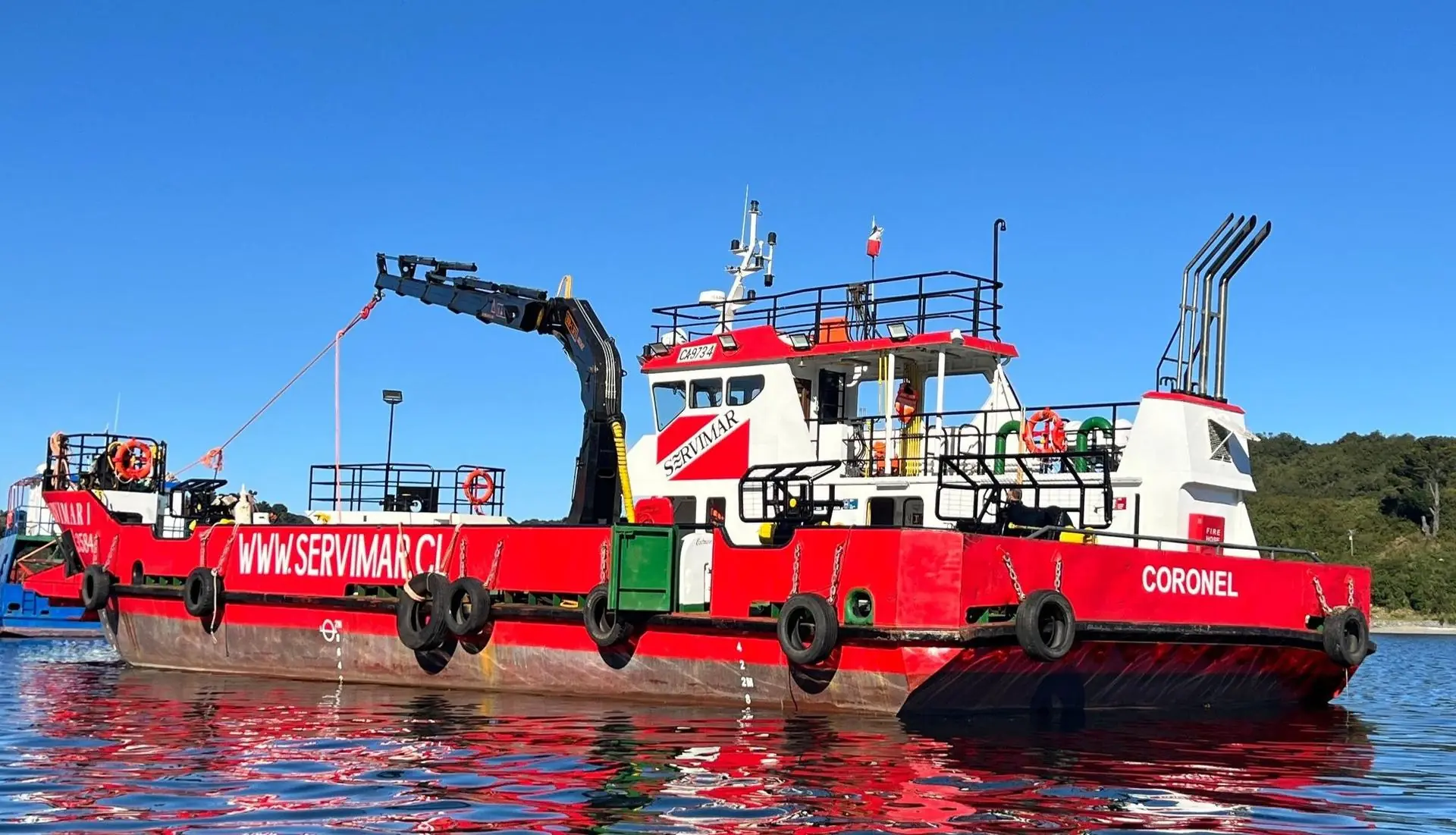 Barcaza multipropósito Servimar I fondeada en aguas del sur de Chile